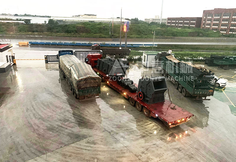 三輛大卡車準(zhǔn)備出發(fā)