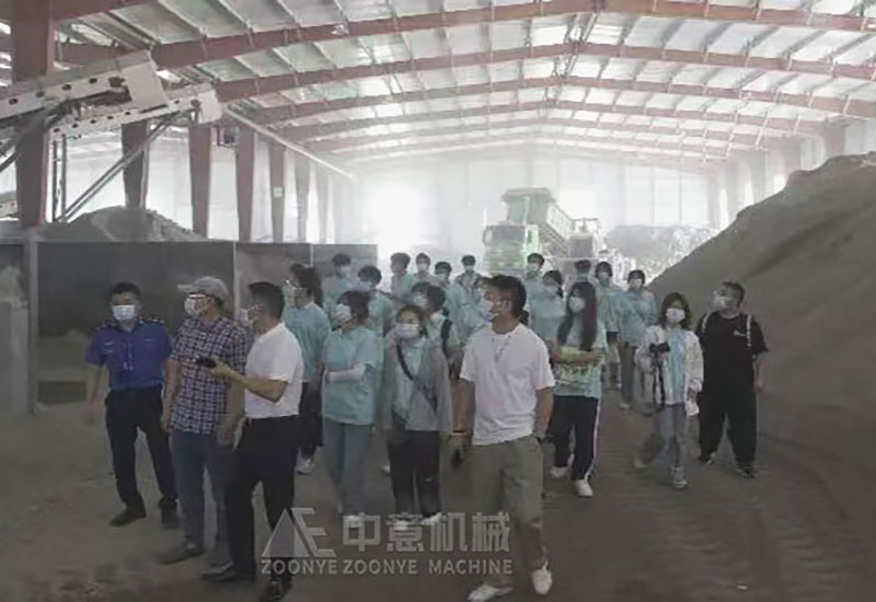 大學生現(xiàn)場參觀學習